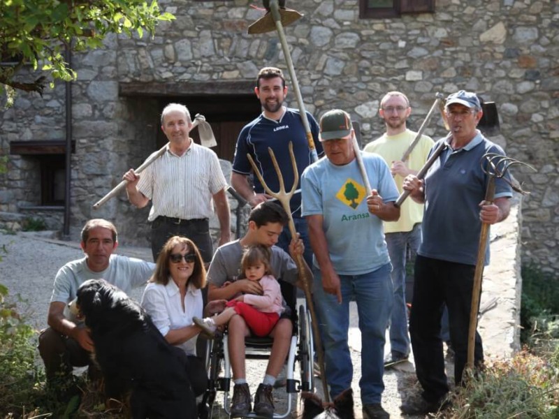 Els voluntaris d'Aransa desbrossen el cam&iacute; dels horts
